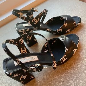Chanel logo lambskin leather black white heels 40